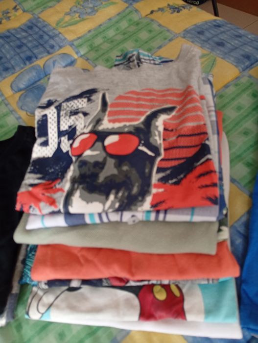 Roupa de menino,com idade compreendida entre os 5 e 6 anos