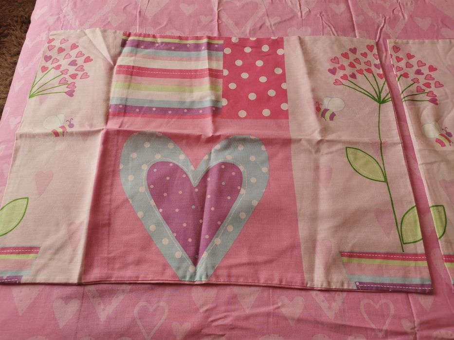 Capa de edredon rosa com cortinas laterais