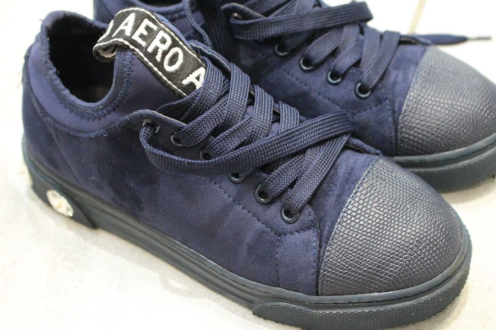 Półbuty granatowe z kamieniami