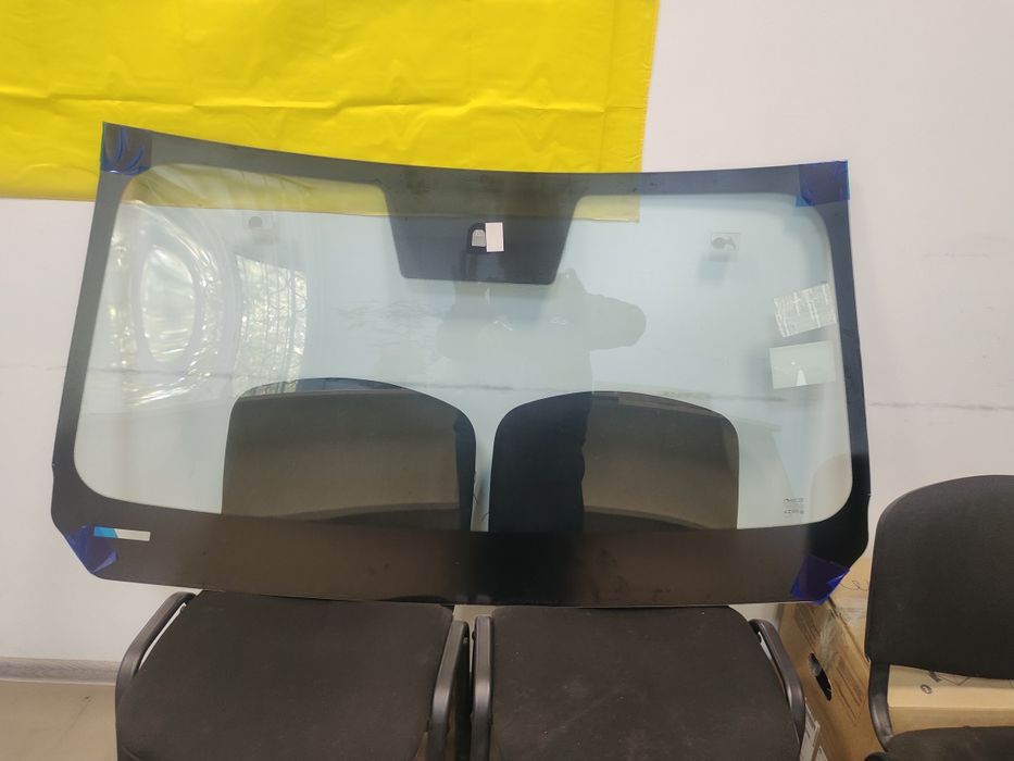 Продам лобове, бокове скло на Peugeot Landtrek