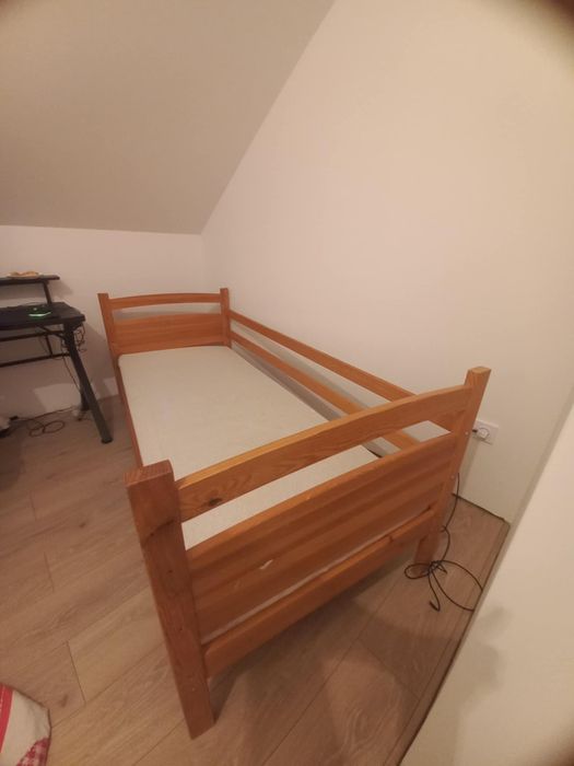 Łóżko drewniane. Materace.