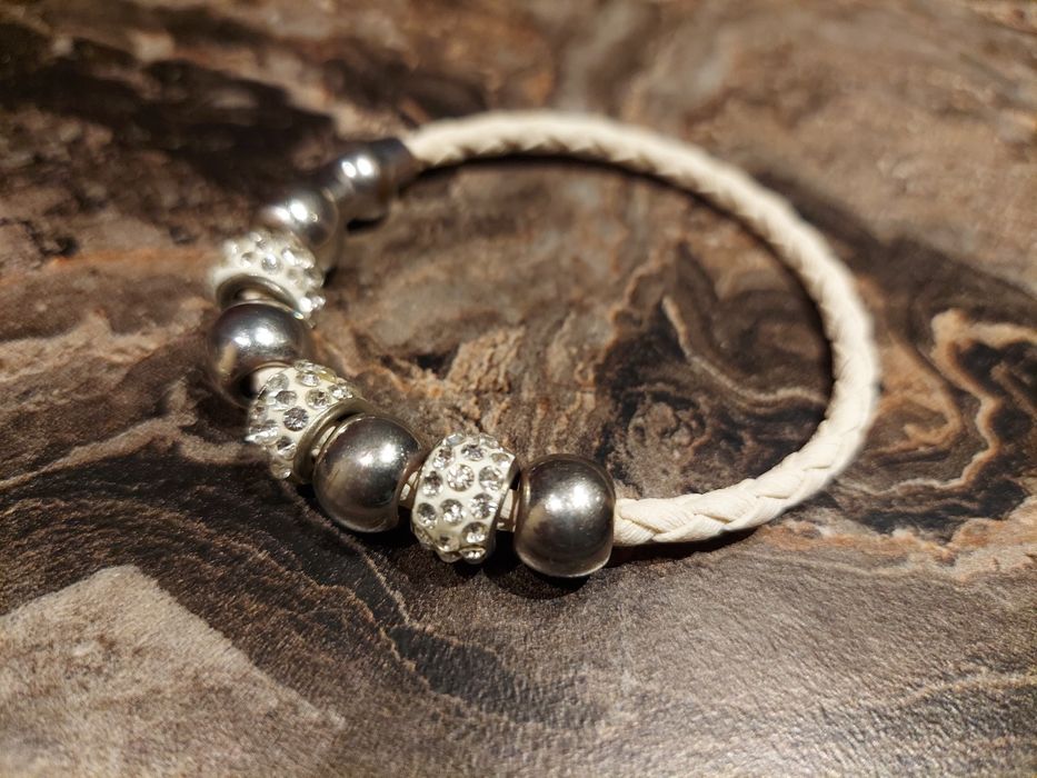 Bransoletka z ozdobnymi elementami.