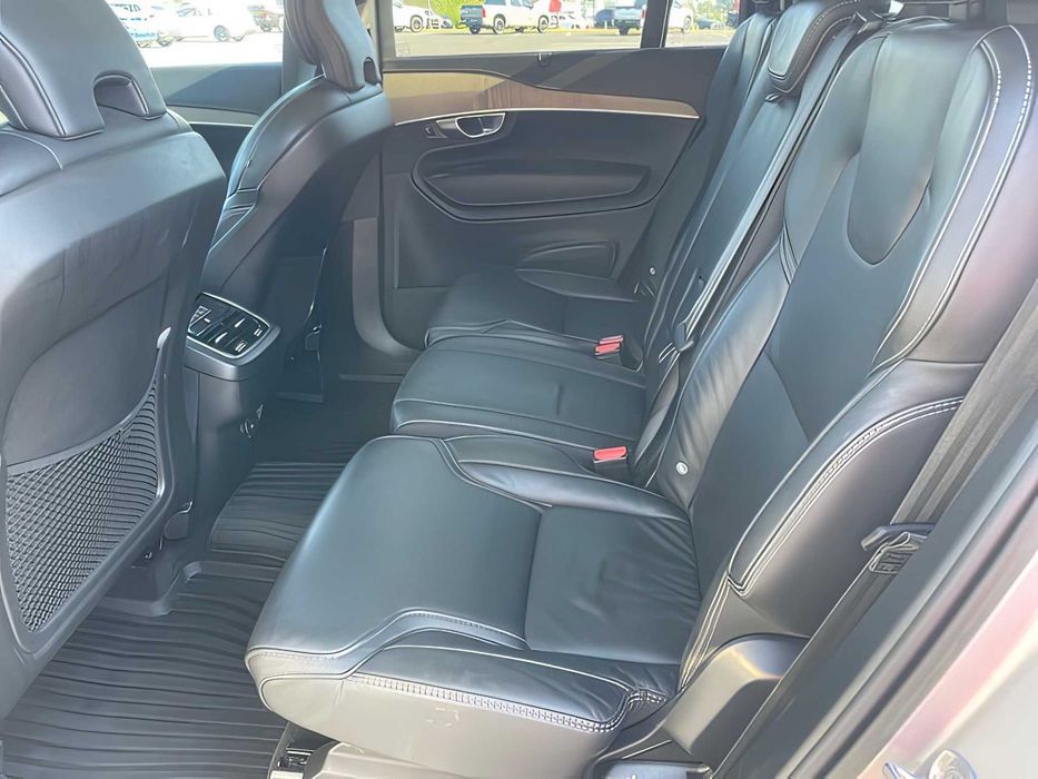 Volvo XC90      2022