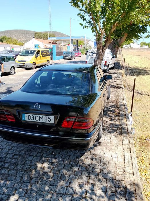 Um carro  Mercedes
