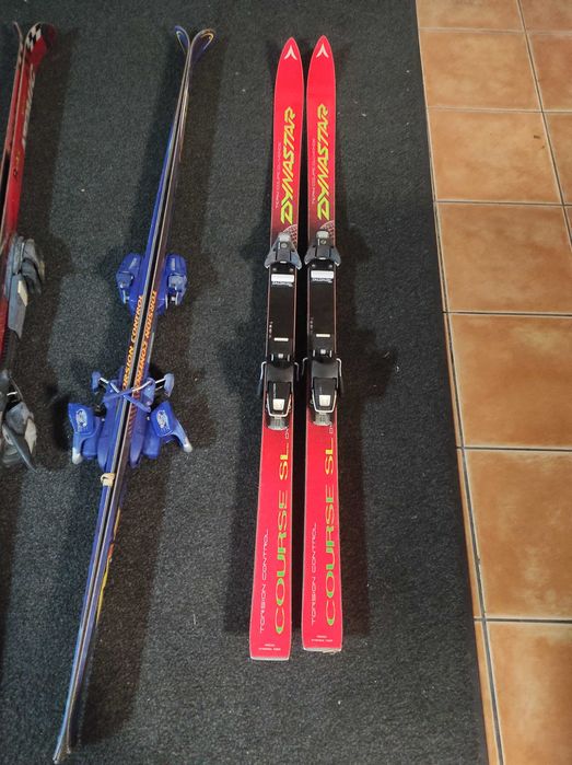 Pares de ski encerados/afiados prontos a usar