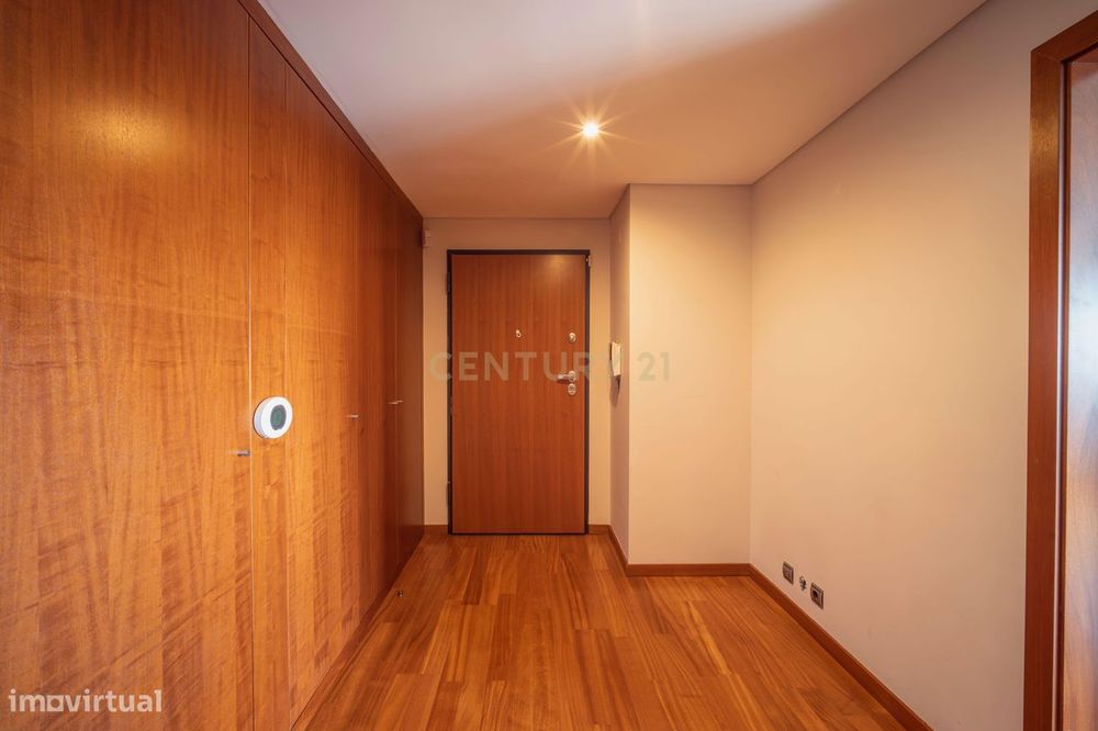 T5+1 Duplex em Linda-a-Velha com 291 m² úteis, 5 estacionamentos e vis