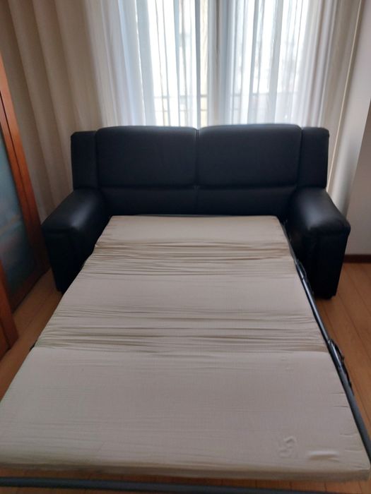 Sofá cama de 2 lugares em preto