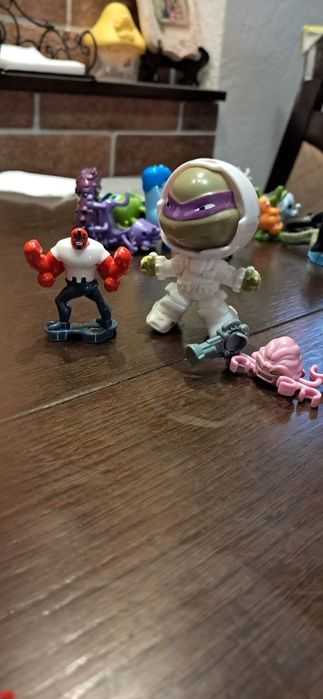 Іграшки Кіндер та кіндер джой