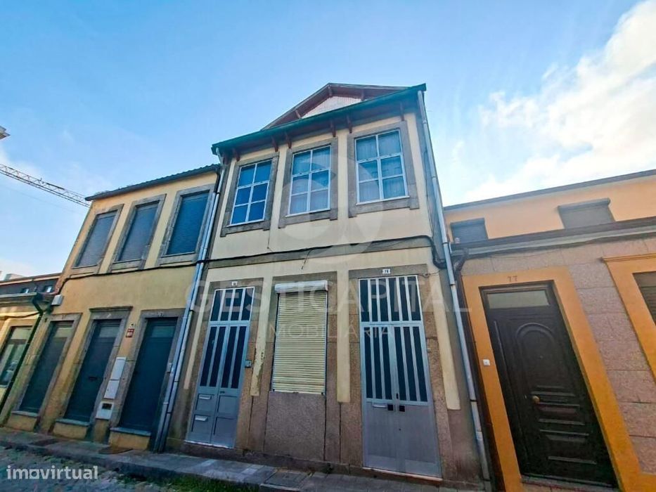 Prédio com 3 Pisos no Bonfim – Ideal para reabilitação e investimento