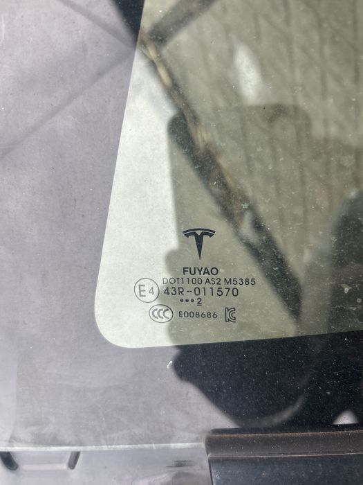 Tesla model 3 Стекло боковое ,форточка треугольник 18-23