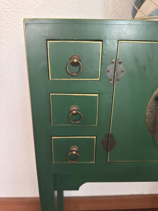 Consola de inspiração oriental