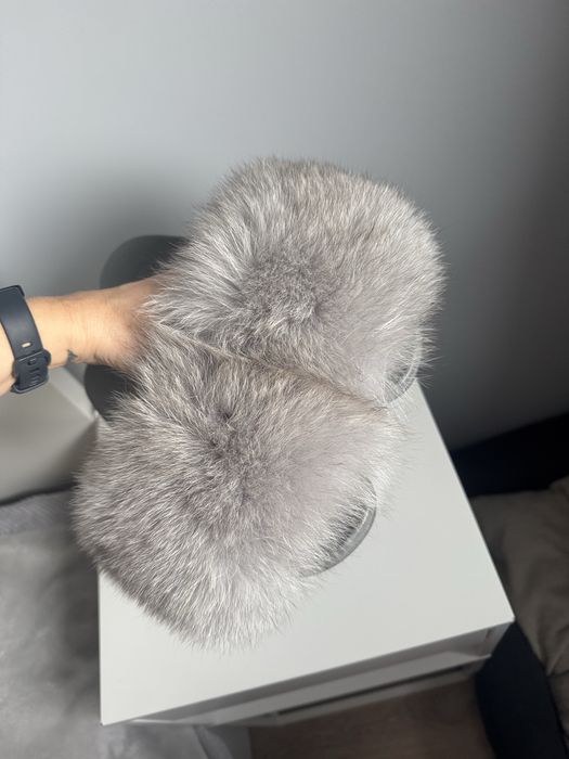 Klapki z futrem z lisa szarego