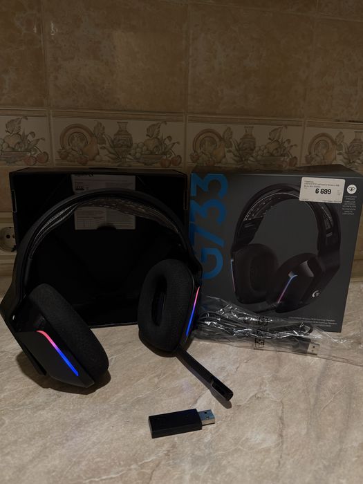 Продам игровые наушники Logitech g733