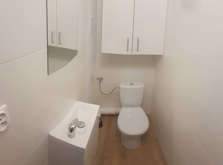 Pokój z balkonem na zielonych bielanach.