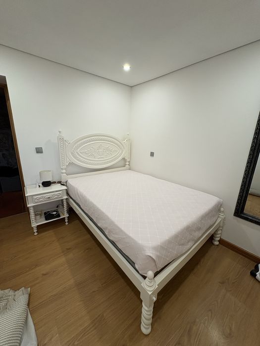 Cama e 2 mesinhas de cabeceira