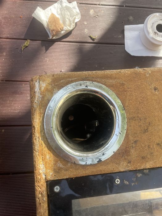 Caixa para colunas na bagageira