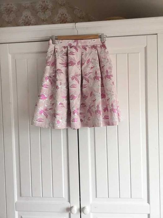 Urocza krótka spódniczka błyszcząca w liście