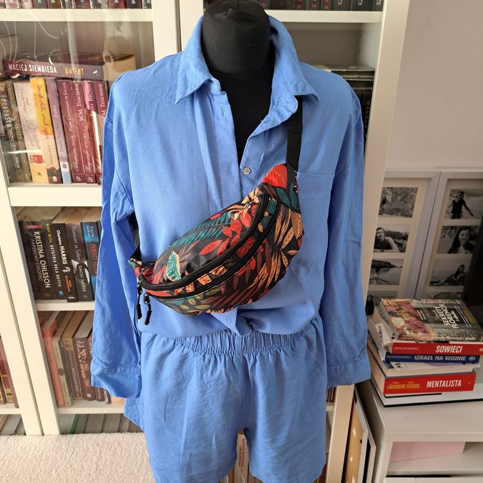 Nowa torebka nerka z wodoodpornego materiału.