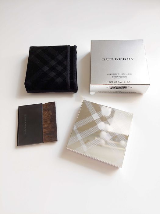 NOWY Burberry Silver Shimmer Illuminating Powder puder