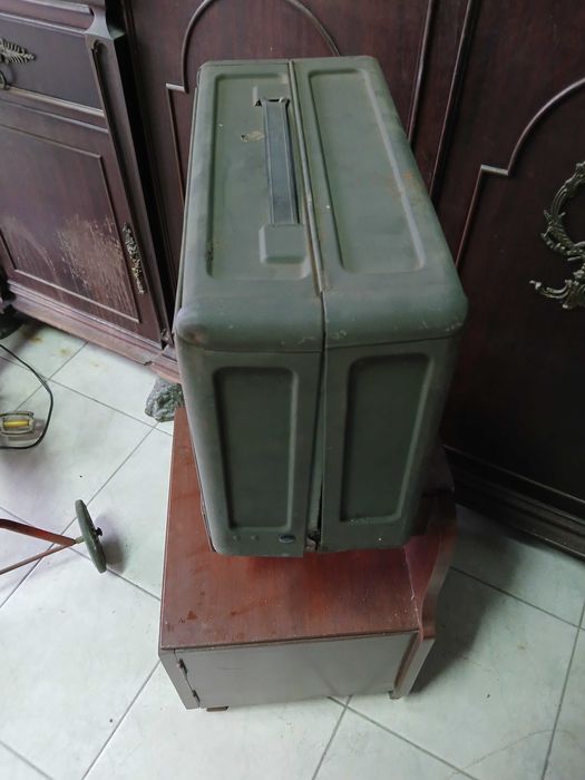 Antiga maquina de costura de fabrico Suiço