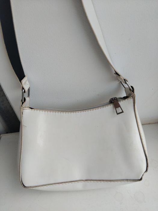 Белая сумка багет