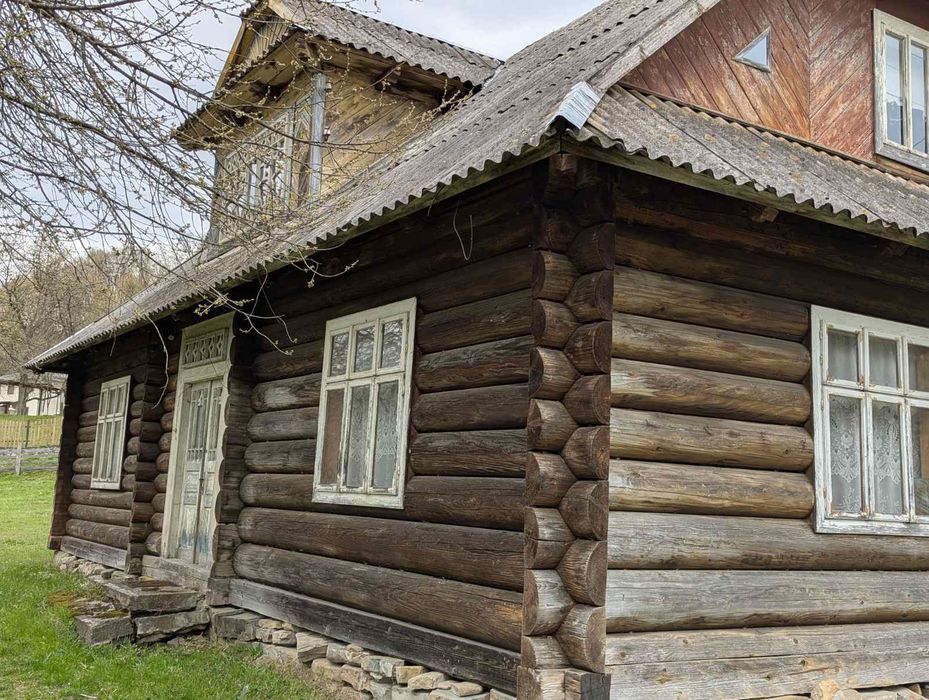 Будинок на березі річки Рибниця.