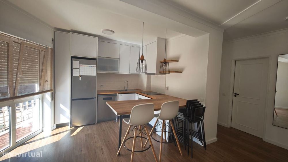 Apartamento T2 remodelado, com varanda e sótão. Centro da cidade.