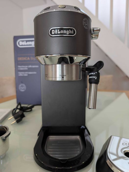 Máquina de café DeLonghi "Dedica" Style