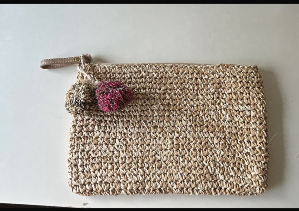 Clutch em ráfia, em bom estado, com pouco uso.