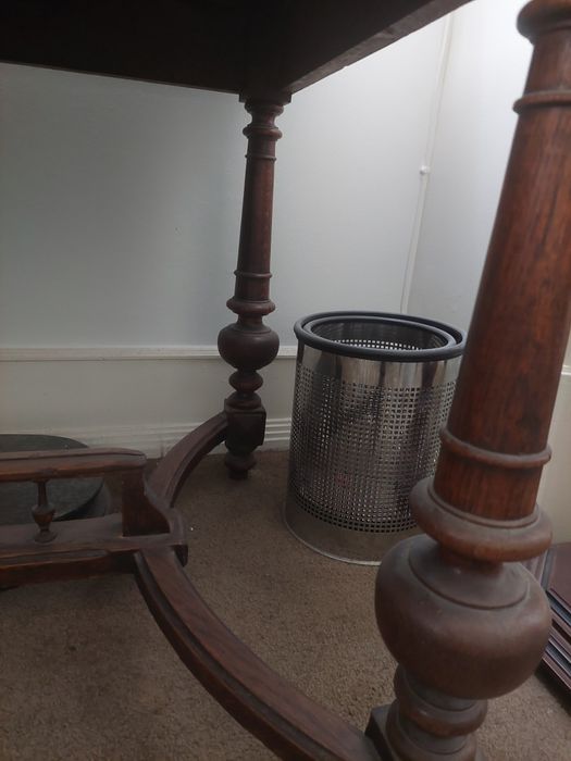 Linda mesa muito antiga e trabalhada maciça