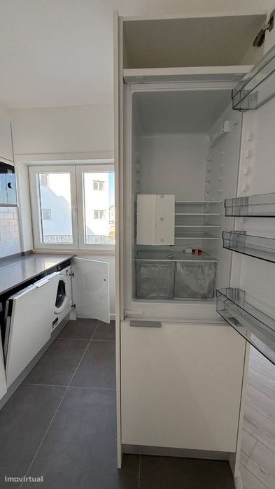 Apartamento T0 com parqueamento e vistas de mar