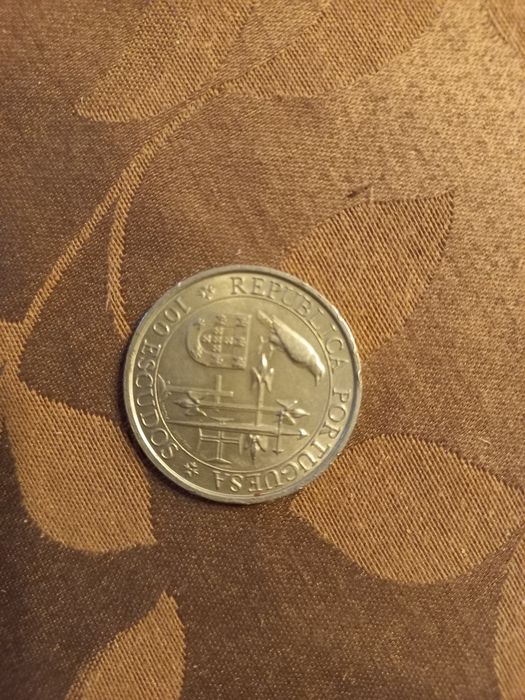Moeda de 100 escudos antiquíssima