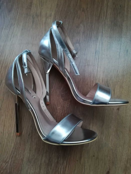 Srebrne sandałki na obcasie, idealne na imprezę, wesele