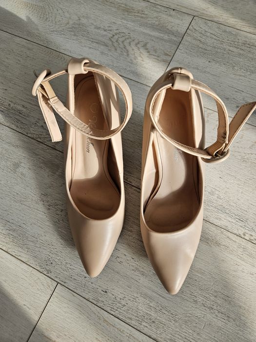 Жіночі туфлі бежевого кольору 38 розмір