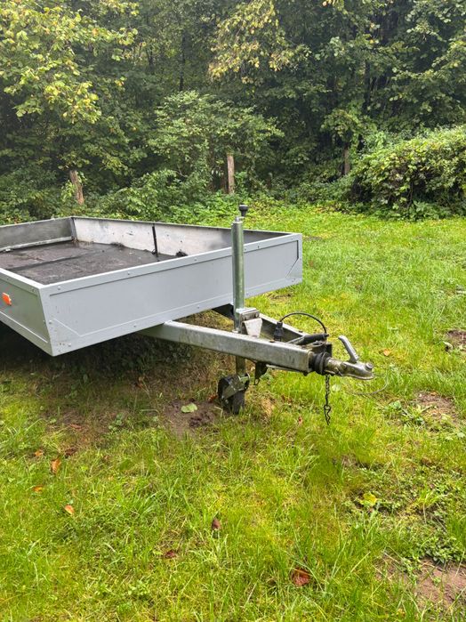 Przyczepa towarowa niemiecka dwuosiowa z hamulcem najazdowym