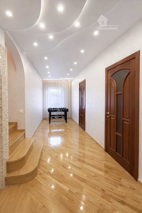 Київ. Будинок 250 кв. Теплий басейн, сауна, генератор.