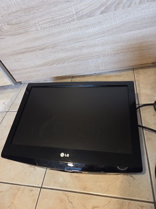 Monitor - telewizor 19" plus uchwyt do mocowania do ściany