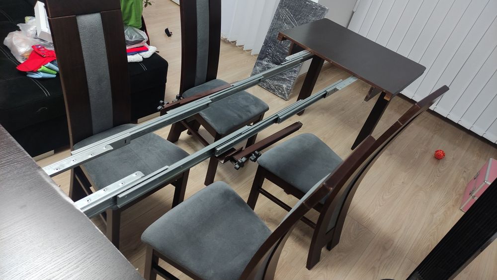 Stół do salonu z krzesłami
