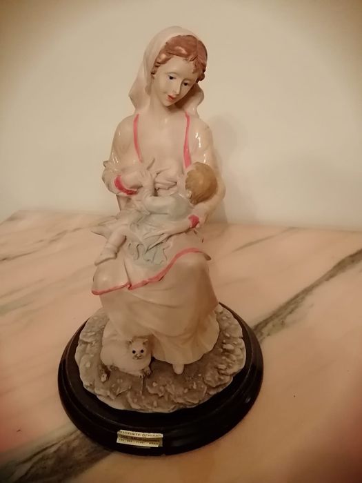 Várias estatuetas de senhoras em Marfinite