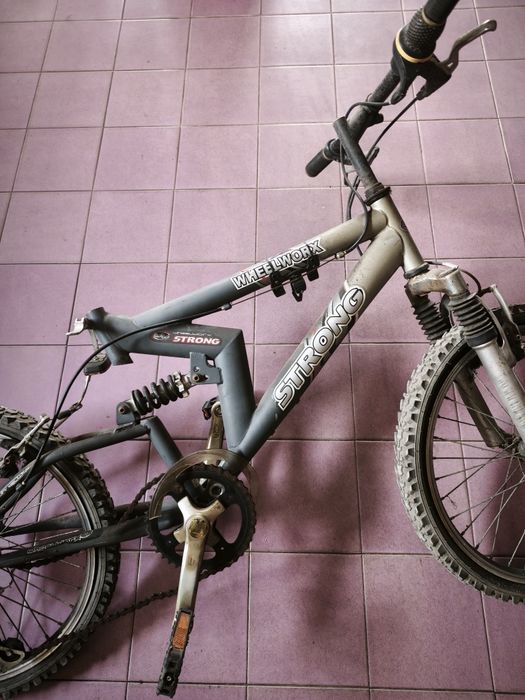 Bicicleta usada sem selim