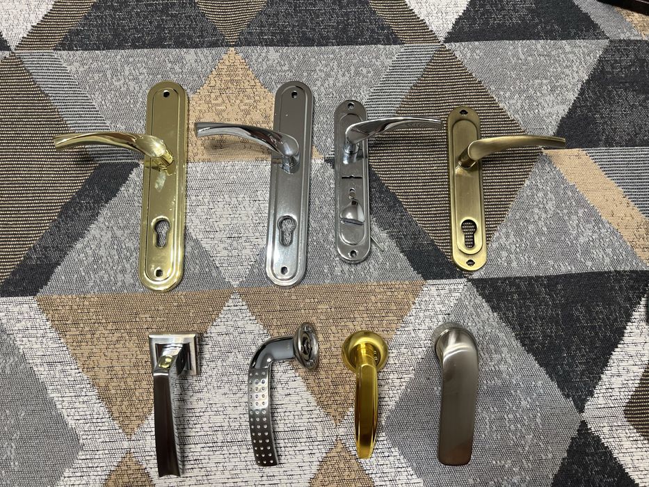 Дверні ручки, різні моделі, комплектуючі для дверей