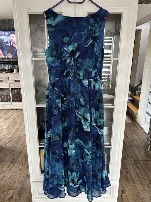 Długa sukienka maxi w kwiaty na ramiączkach