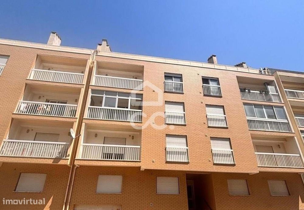 Apartamento T2 com aquecimento central, sotão privativo e parqueamento