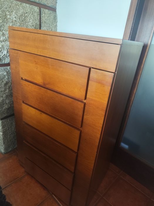 Móveis de quarto em madeira / cerejeira  – cómoda, camiseiro e mesas de cabeceira