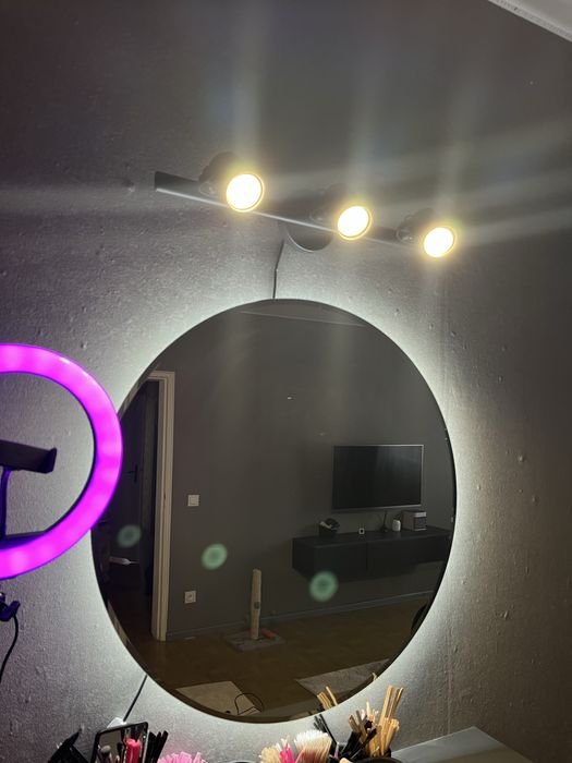 Мебель бровиста, візажиста, стіл, дзеркало та лампа