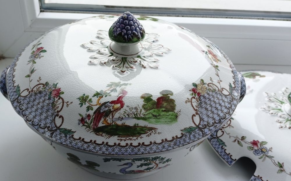 Старовинна супниця з двома кришками