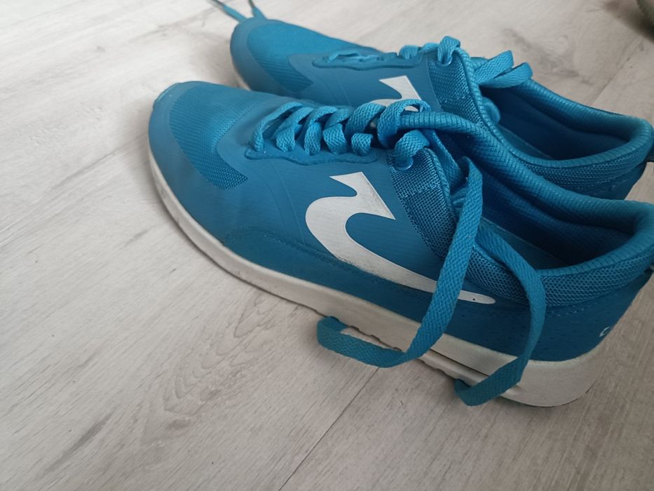 Oryginalne Buty Sportowe Halówki  (rozmiar 42)Stan BDB