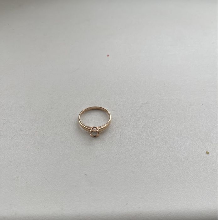 Золотое помолвочное кольцо