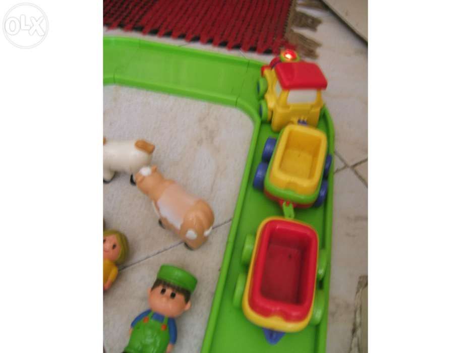Pista de comboio e bonecos
