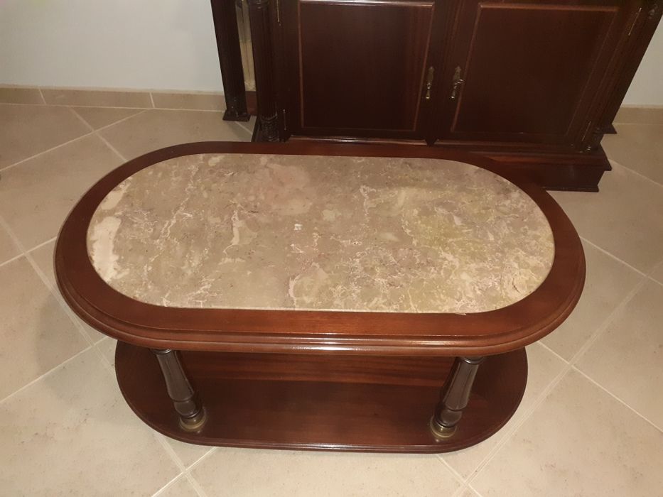 Mesa de centro com tampo em mármore